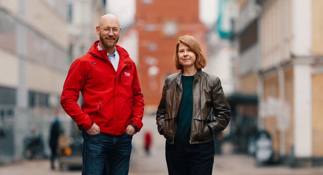 På bild Arkitektbolagets Karin Hård af Segerstad och Växjö Energis Daniel Sjödén.