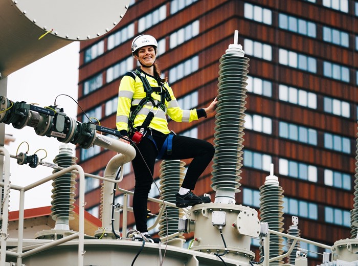 Växjö Energis Tina Strömberg har fyra meter ned till marken när hon står ovanpå den nya transformatorn.